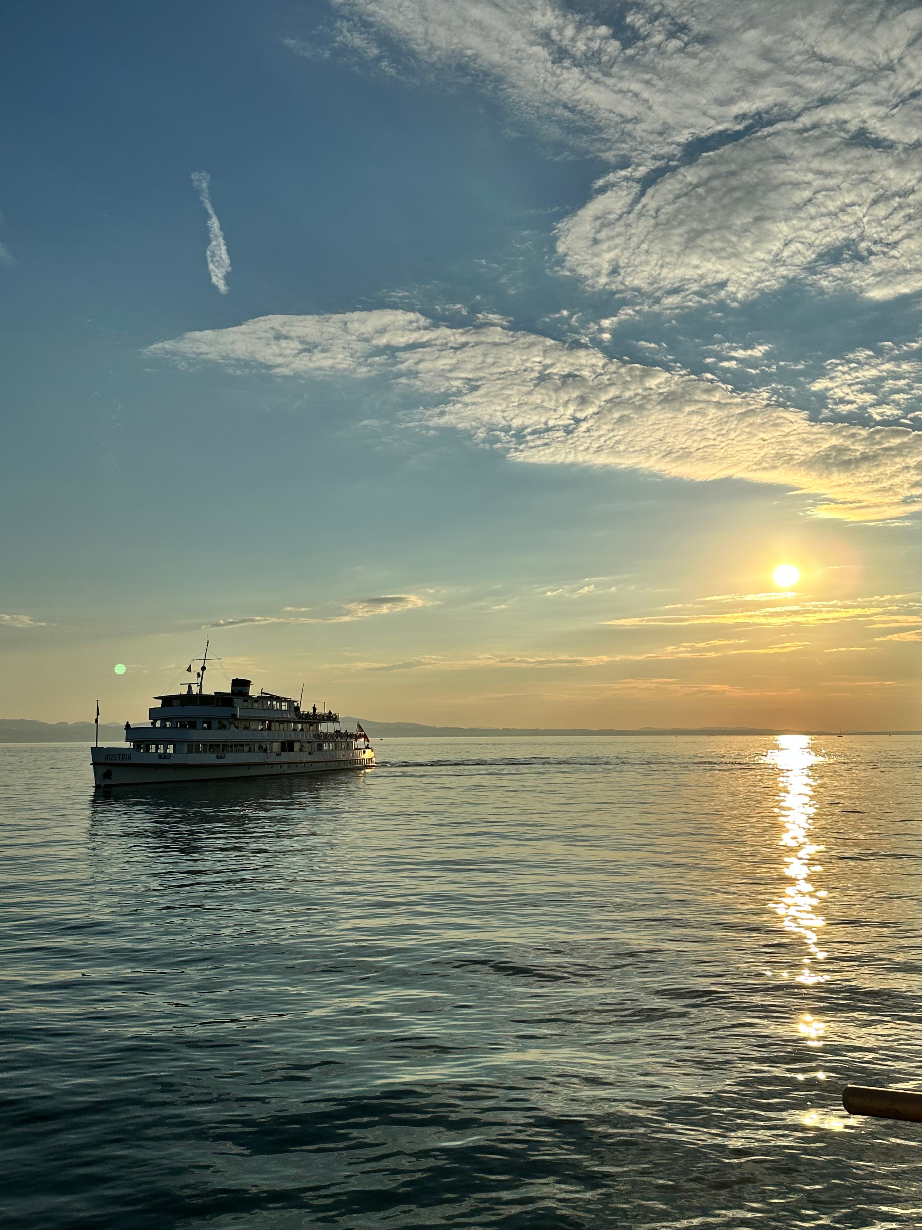 Kursschiff auf dem Bodensee bei Sonnenuntergang