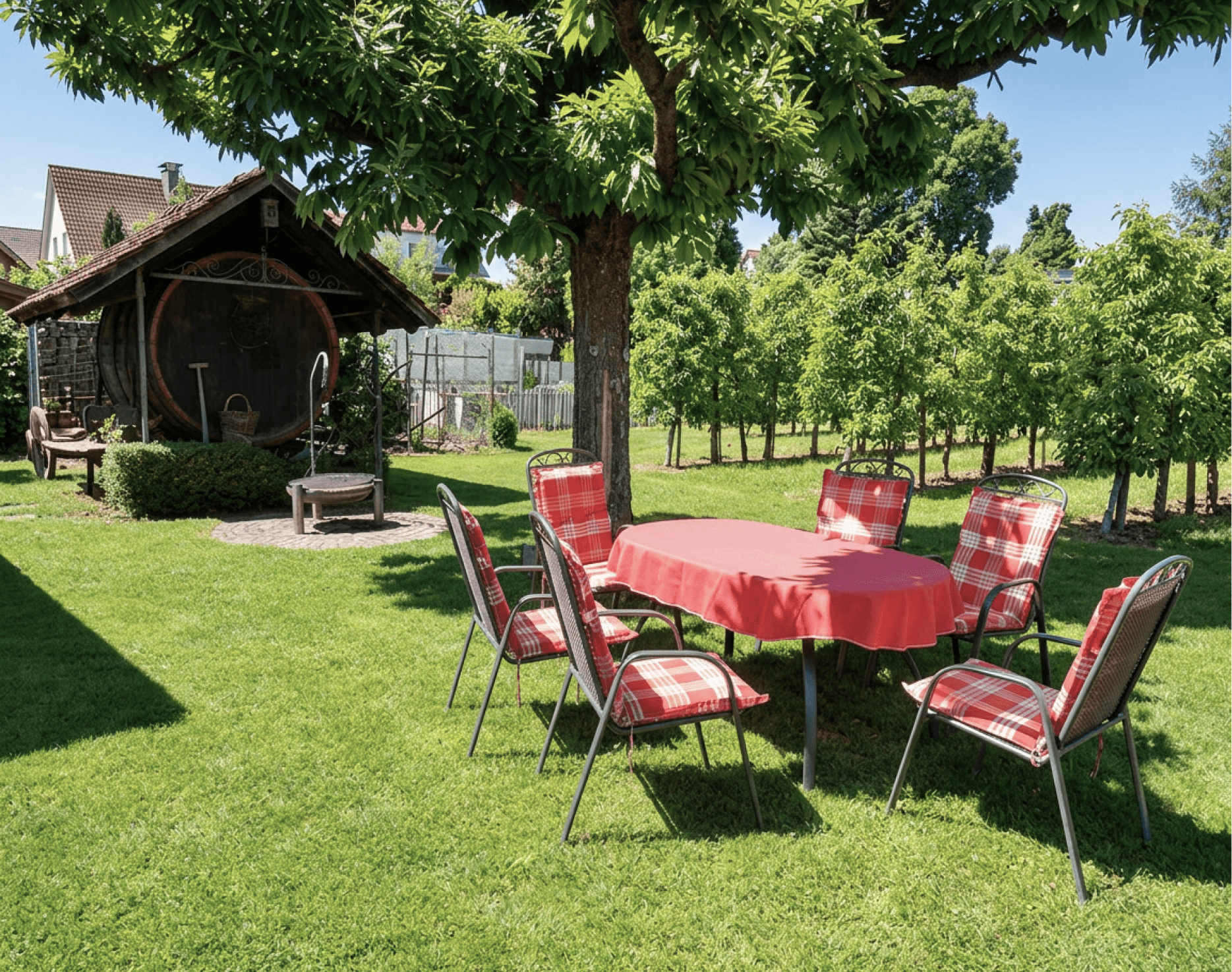 Sitzplatz mit Tisch im Garten