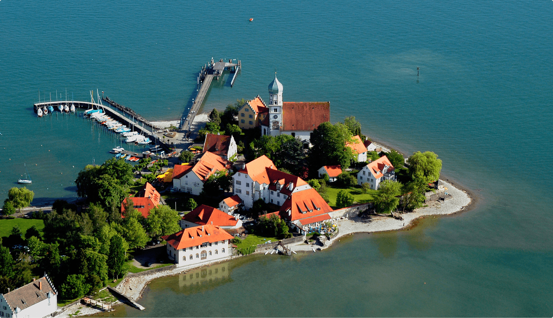 Luftaufnahme der Halbinsel von Wasserburg mit der Kirche St. Georg